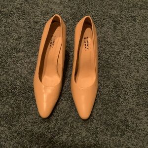 Valley Lane Tan Genuine Leather upper Tan heels. Size 9.5